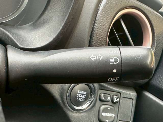 ETC　バックカメラ　ナビ　TV　アルミホイール　オートライト　スマートキー　電動格納ミラー　CVT　盗難防止システム　衝突安全ボディ　ABS　CD　DVD再生　USB　エアコン　パワーステアリング