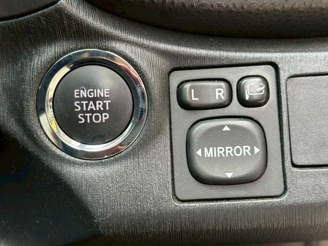 ETC　バックカメラ　ナビ　TV　アルミホイール　オートライト　スマートキー　電動格納ミラー　CVT　盗難防止システム　衝突安全ボディ　ABS　CD　DVD再生　USB　エアコン　パワーステアリング