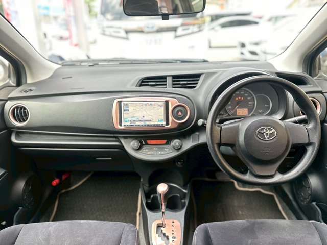 ETC　バックカメラ　ナビ　TV　アルミホイール　オートライト　スマートキー　電動格納ミラー　CVT　盗難防止システム　衝突安全ボディ　ABS　CD　DVD再生　USB　エアコン　パワーステアリング