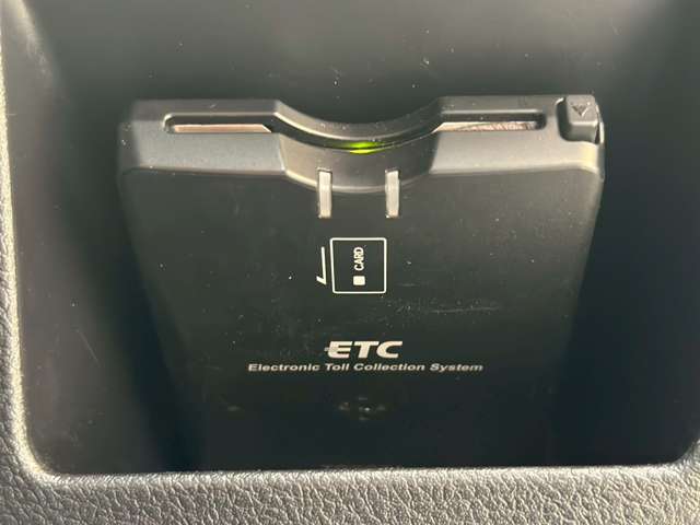 ETC　バックカメラ　ナビ　TV　アルミホイール　オートライト　スマートキー　電動格納ミラー　CVT　盗難防止システム　衝突安全ボディ　ABS　CD　DVD再生　USB　エアコン　パワーステアリング