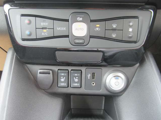 お好みの温度に合わせれば自動的に調節、オートエアコン装備。年中快適な車内。