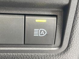 【アダプティブハイビーム】遠くまで明るく照らすハイビームを先行車や対向車に照射しない様、自動で調整！毎回手動で切り替える必要がなく、夜間走行時のストレスも軽減。安全性向上にも寄与します。