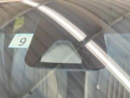 【トヨタセーフティセンス】走行中に前方の車両等を認識し、衝突しそうな時は警報とブレーキで衝突回避と被害軽減をアシスト。より安全にドライブをお楽しみいただけます。