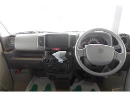 前席全体　目線も高く広い視界で安心して運転することができますね！