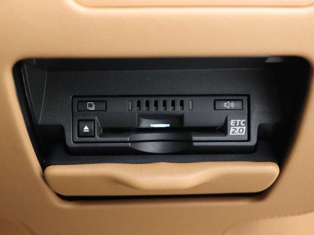 広がる運転支援サービスETC2.0搭載。全国の高速道路に設置されたITSスポットと双方向通信を図り、広域な道路交通情報や安全運転をサポートする情報を得て、音声やナビ画面上にタイムリーにお知らせします。