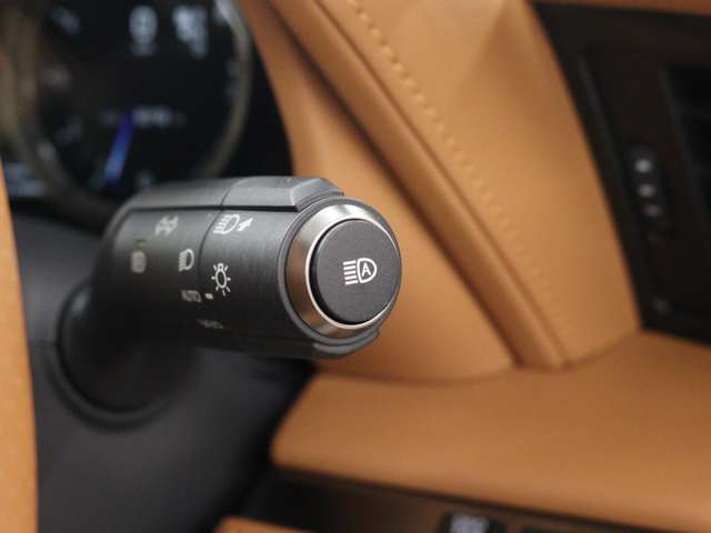 オートマチックハイビームシステムのスイッチです。