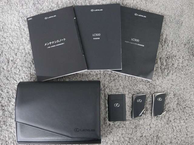 取説＆メンテナンスノートが付属されています。勿論レクサスクオリティーのアフターサービス付きCPOです。