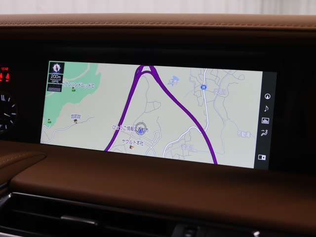 広い視野角と高画質を実現したワイドディスプレイ。画面周辺パネルとの見切り線を目立たなくすることで、インテリアにとけこむ造形となっています。