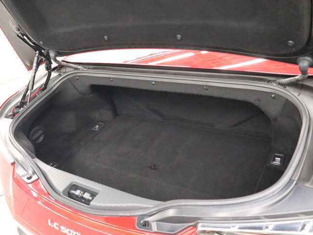 ゴルフバッグを1つ収納できるトランクルーム。30リッターのスーツケースであれば2つ収納出来ます。