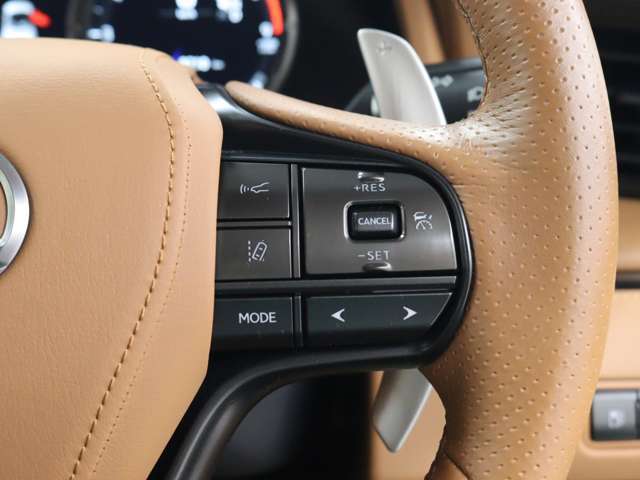 自動車専用道路にて設定した車速内で前走車との距離を一定になるよう加減速制御するレーダークルーズコントロール、同一車線内中央を走行できるよう操舵を支援するレーントレーシングアシストを搭載しています。