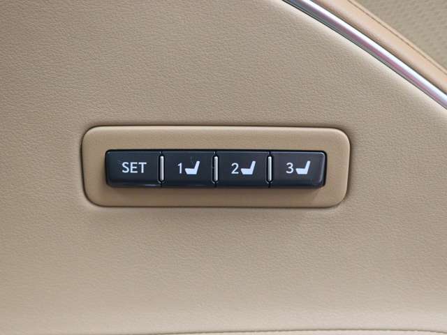 ポジションメモリー付シートです。シートやステアリング、ドアミラーの位置を記録しておくことが出来るのでご家族や複数の方で車を乗られる方には便利な機能です。