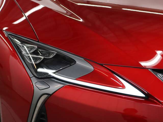 フルLEDヘッドランプには「オートマチックハイビームシステム」を搭載。夜間走行時にハイビームで走行可能と判断した場合、ロービームとハイビームを自動的に切り替え、前方視界確保をアシストします。