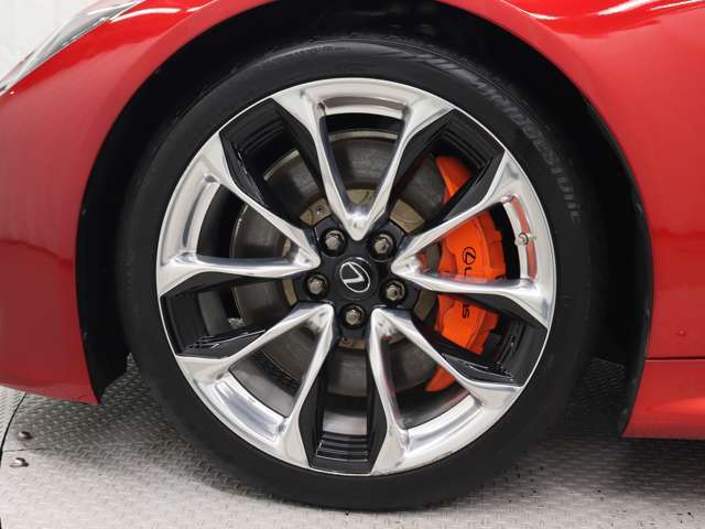 スポークのダイナミックなデザインが特徴的な21インチアルミホイール。ブラックのナットを採用することで精悍（せいかん）さが強調されています。タイヤサイズ、F245/40RF21 R275/35R21