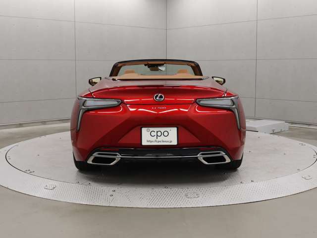 ベルトラインやリアの造形においては、空力性能とキャビンの静粛性を追求。オープントップの状態で自然な会話が楽しめるよう配慮しデザインされています。