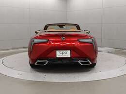 ベルトラインやリアの造形においては、空力性能とキャビンの静粛性を追求。オープントップの状態で自然な会話が楽しめるよう配慮しデザインされています。