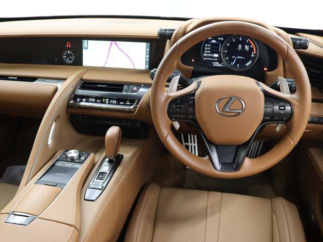 ルーフを開けた際の見え方にもこだわっています。ヘッドレスト一体型のシートや肩口のキルティングや3種類の穴径を組み合わせたパーフォレーション加工が特徴となっています。