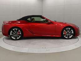 ソフトトップの採用で軽快感や開放感とともに、ひと目で「LCのコンバーチブル」だとわかるスタイリングとなっています。