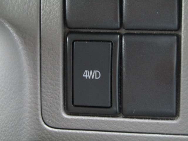パートタイム4WD☆ボタン1つで2駆と4駆の切り替えが出来ます☆
