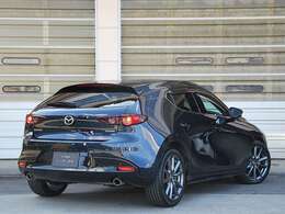 MAZDA3の魂動デザインが、あなたの個性を引き立てます。流れるようなフォルムと美しい陰影は、都市の風景に溶け込みながらも存在感を放ち、どこへ行くにも絵になる一台です。