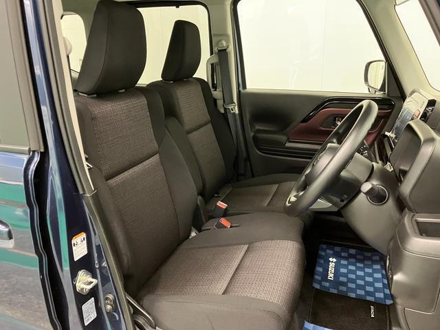 【フロントシート】ゆったり座れるベンチシートを採用しており、アームレストも装備していますので快適です。