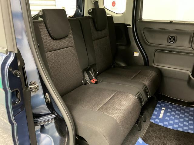 【リヤシート】低いステップでお子さんからお年寄りの方までみんなが乗りやすい低床フロア◎左右独立スライドとリクライニングができてゆったり座れます。