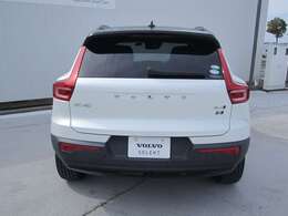 後方左右の視界が遮られて見通しが悪い駐車スペースから後進して出る際、リアバンパー左右に内蔵されたミリ波レーダーが、接近する車両や歩行者を検知します。