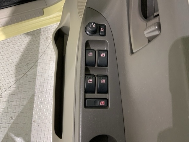 狭い駐車場で便利な電動格納ドアミラーが付いています。