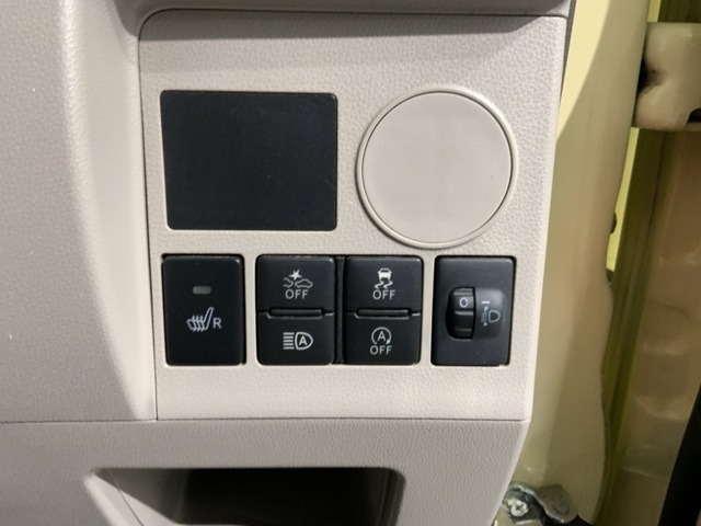 シートヒーターが付いています！寒い日に便利な装備ですね。