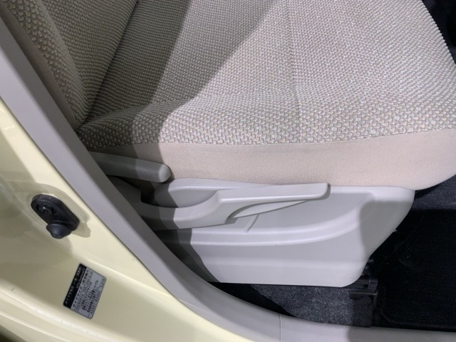 シートハイトアジャスターが付いているので運転姿勢を調整するのに便利ですね。身長に合ったシートポジションは安全運転や疲労軽減にもつながります。