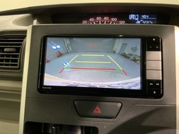 リバースギアに入れるだけで後方の表示へ切り替わります。夜間や雨の日の駐車も楽になりますよ。