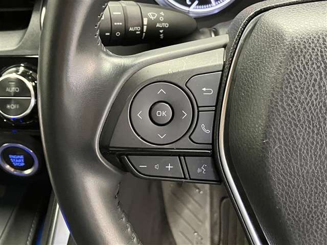 運転中、オーディオの操作をしてて、ハッとしたことはありませんか？ステアリングスイッチは、運転中でもハンドルでオーディオの操作が可能です。安全なドライブをサポートします。