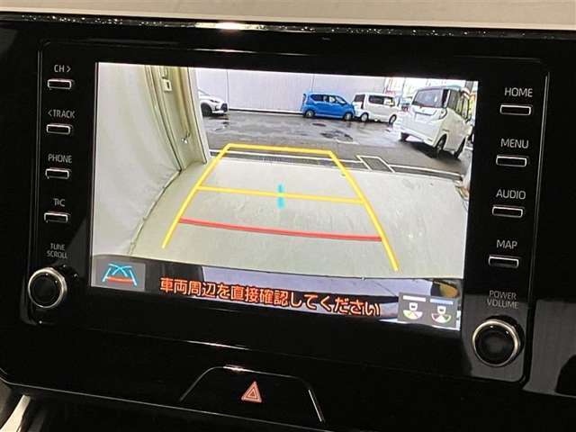 こちらのバックカメラは画面にラインが表示されておりますので、バック持のクルマの進行方向の目安になります。より高いレベルで車庫入れをサポートする、便利な機能ですね。