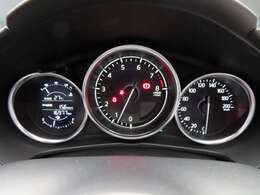 ロードスターのメーター部です。華美な装飾を避け、必要な情報を瞬時に読み取れる様にデザイン・配置されています。