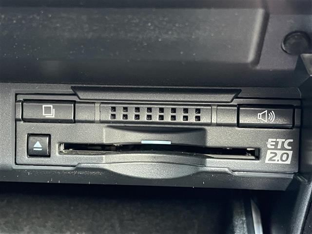 【ETC2.0（DSRC/ITSスポット）】ETCカードを挿入すれば料金所はノンストップで通過できます。ETC限定の割引や、高速道路の情報提供サービスを利用できます。