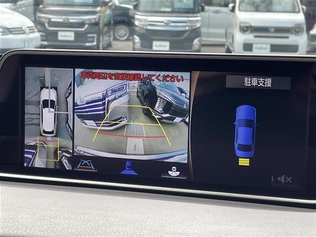 【パノラミックビューモニター】クルマを真上から見下ろした視点で駐車をサポートします！クルマの斜め後ろや真横など、いち早く障害物に気が付くことができます。