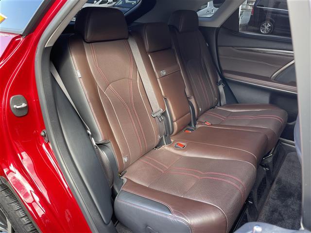 【セカンドシート】2列目もゆったりドライブを楽しめます。掲載箇所以外にご希望の写真がございましたらお気軽にお問い合わせ下さい。フロアマットは汚れが気になる場合は新品のご注文も承ります。