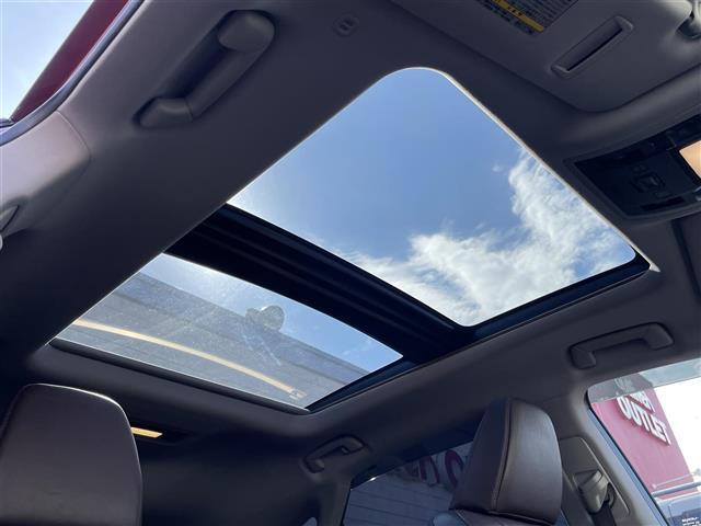 【調光パノラマルーフ】天井から太陽の穏やかな光や爽やかな風を取り込むことができる、トヨタの「サンルーフ」です！頭上のスイッチで開閉したり、調光/透過状態を切り替えたりすることができます。