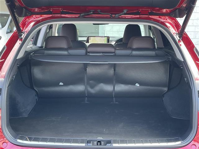 【トランク】積み込みやすくて、たっぷり積める荷室です。シートアレンジできるものは、乗車人数と荷物の量や大きさによってシートを動かすことができるので、より快適なドライブが可能です！
