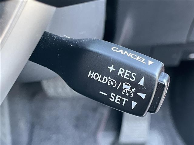 【レーダークルーズコントロール】アクセルを踏まなくても、設定した速度で走行できます！先行車との車間距離を適切に維持する追従走行の機能も有しています。機能には限界があるためご注意ください。