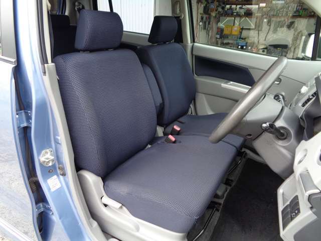 キレイな運転席です！便利なアームレスト付き！