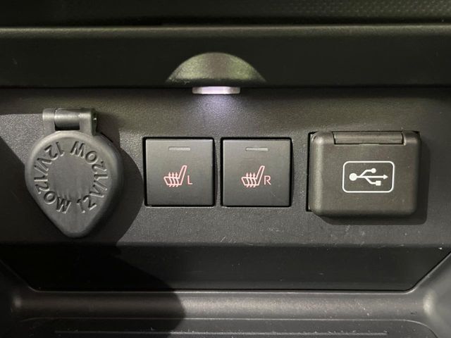 【シートヒーター】寒い日に重宝するシートヒーター！エアコンより早く温まってくれるので寒がりの人も安心ですね♪エアコンの温風は乾燥するから苦手、という方にもをおすすめです。