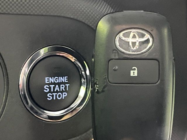 【スマートキー】カバンやポケットに入れたままでもドアの施錠・解錠が可能なスマートキーを装備。エンジンのオン・オフ時もカギを取り出す必要が無いからとっても便利です♪