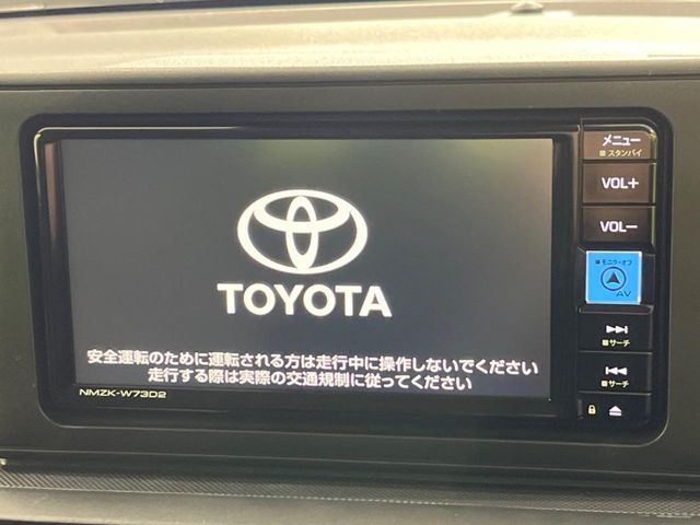 【純正ナビ】人気の純正ナビを装備しております。ナビの使いやすさはもちろん、オーディオ機能も充実！キャンプや旅行はもちろん、通勤や買い物など普段のドライブも楽しくなるはず♪