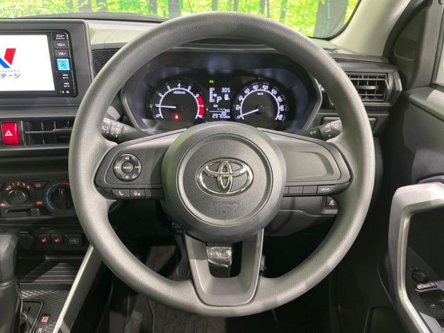 インテリアに合わせたデザインのステアリングは、運転される方のことも考え、運転しやすい形状、大きさです。是非一度、実際に触ってお確かめください。