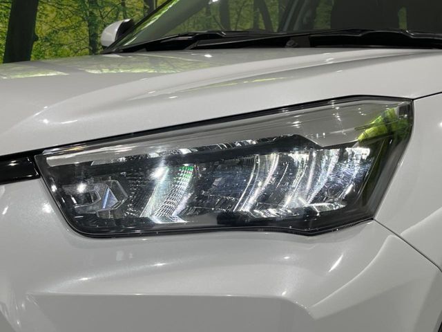 【LEDヘッドライト】悪天候や夜間走行時も良好な視界を確保し安心して運転できる高輝度LEDヘッドライトを装備！点灯速度が早く、消費電力も抑えられています。