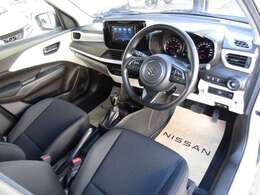 黒ベースの落ち着いたコクピット。上質感あります