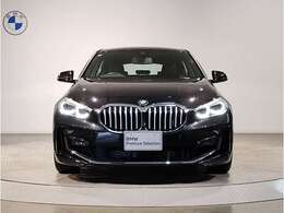☆BMWの代名詞とも言える【キドニーグリル】一目見ただけでBMW車であると認識できる確固たるアイコンとして存在感を放ちます☆