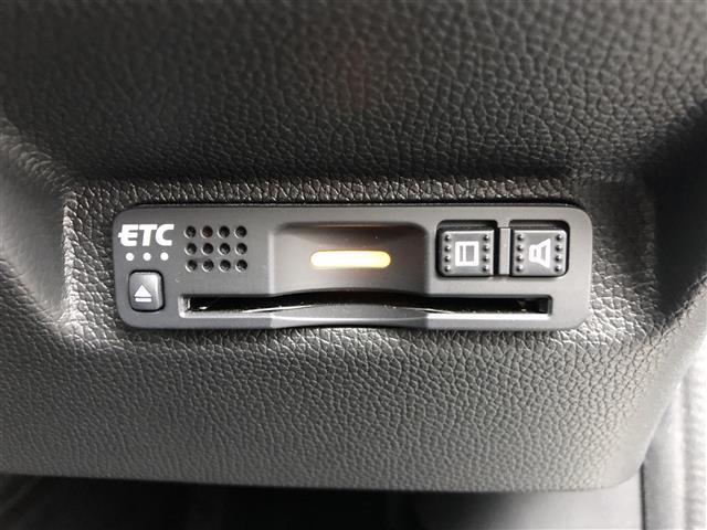 【ETC】有料道路を利用する際に料金所で停止することなく通過できる、ETC車載器（ノンストップ自動料金収受システム機器）が装備されています。セットアップを行うことで利用可能になります。