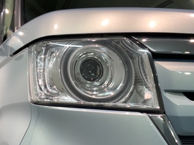 LEDヘッドライトは、点灯の瞬間から最大光量を発揮し、突然暗くなるトンネルなどでの安定感を高めます。