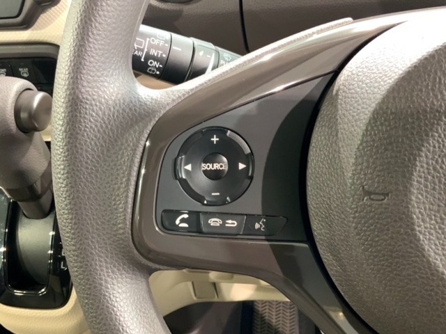 ステアリングにオーディオ操作スイッチが付いています。オーディオ画面に直接タッチしなくても操作が出来ますので、運転に集中できます。